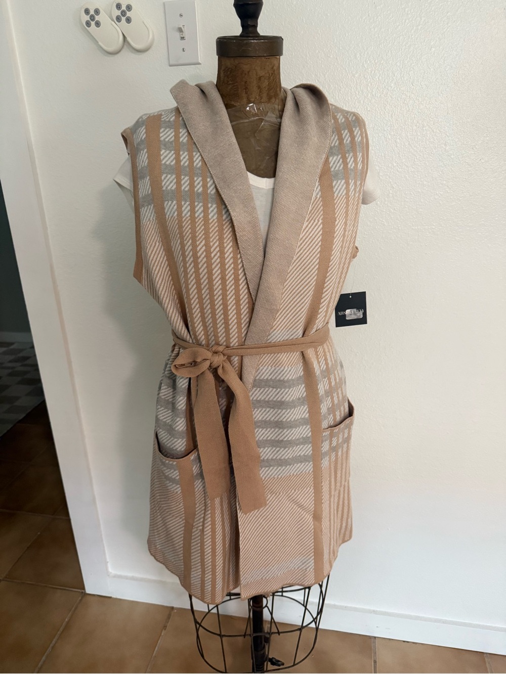 NWT absolutely Famouse Sleeveless Hooded Knit Vest - Beige Plaid Size L